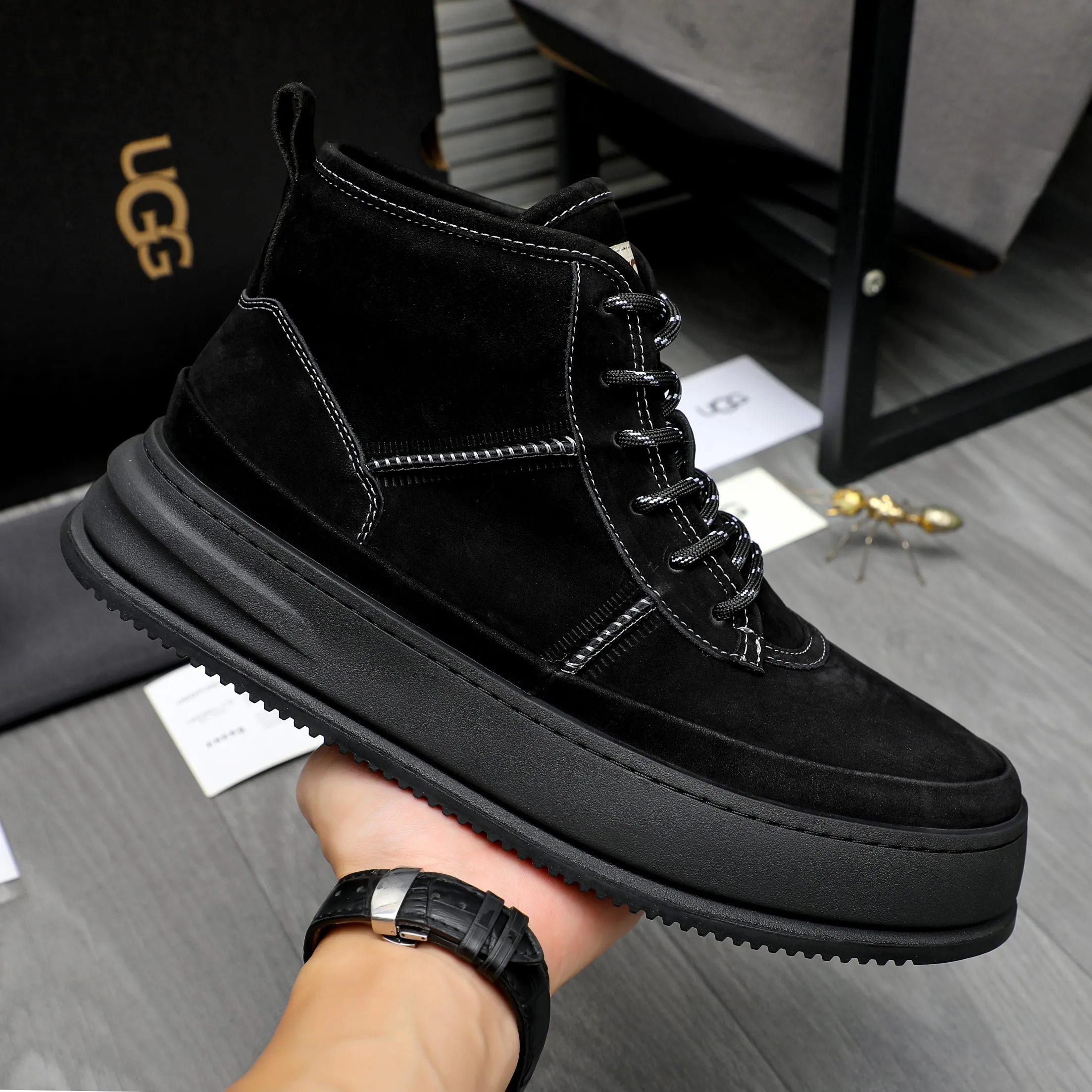 P620 Product trademark: "UGG" Gaobang men's shoes Regular size: 39-44 Product materials: Selected suede cowhide upper, wool lining, original outsole